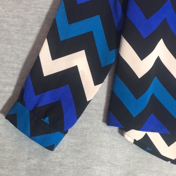 CHARLOTTE RUSSE Cool Bold Statement Chevron Print Long Sleeve 2 Pocket Top - Picture 6 of 15